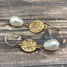 Load image into Gallery viewer, Teardrop Pearl Earrings
