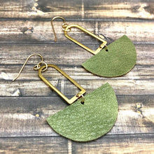 Cargar imagen en el visor de la galería, Brass and Leather Earrings
