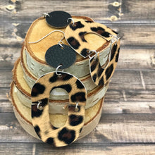 Cargar imagen en el visor de la galería, Animal Print Earrings
