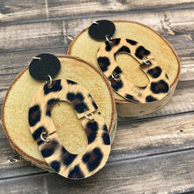 Cargar imagen en el visor de la galería, Cheetah Leather Earrings
