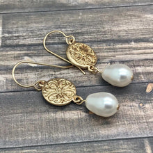 Load image into Gallery viewer, Elegant Pearl Earrings Gold
