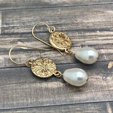 Charger l&#39;image dans la galerie, Elegant Pearl Earrings Gold
