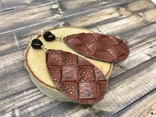 Lade das Bild in den Galerie-Viewer, handmade Oval Leather Earrings
