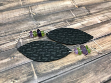 Cargar imagen en el visor de la galería, Dangling Bohemian Leather Earrings with Amethyst and Peridot Nuggets
