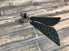 Charger l&#39;image dans la galerie, Leather Earrings with Amethyst and Peridot Nuggets
