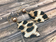 Cargar imagen en el visor de la galería, Animal Print Earrings with Swarovski Pearls
