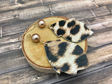 Charger l&#39;image dans la galerie, Gold Filled Ear Wires with Animal Print and Pearls Earrings
