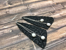 Cargar imagen en el visor de la galería, Black Faux Leather and Freshwater Pearls Earrings
