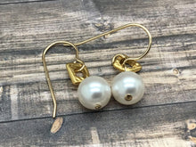 Charger l&#39;image dans la galerie, Dainty Pearl Dangle Earrings
