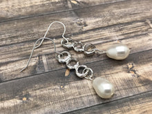 Charger l&#39;image dans la galerie, Pearl Drop Earrings
