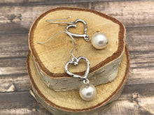 Cargar imagen en el visor de la galería, Simple Pearl Drop Earrings with Heart Charm
