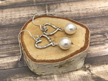 Cargar imagen en el visor de la galería, Pearls with sterling silver hooks
