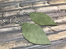 Cargar imagen en el visor de la galería, Leather Dangle Earrings
