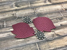 Cargar imagen en el visor de la galería, Burgundy Earrings
