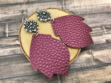 Cargar imagen en el visor de la galería, Maroon  Leather Earrings
