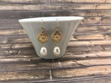 Lade das Bild in den Galerie-Viewer, Small Pearl Drop Earrings for Bride
