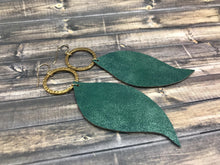 Lade das Bild in den Galerie-Viewer, Lightweight Leather Earrings
