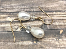 Cargar imagen en el visor de la galería, Pearl Dangle Earrings for women
