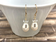 Lade das Bild in den Galerie-Viewer, Small Teardrop Pearls and Crystal Earrings
