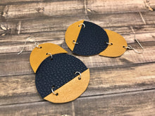 Cargar imagen en el visor de la galería, Lightweight Geometric Leather Earrings
