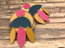 Cargar imagen en el visor de la galería, Lightweight Statement Earrings 
