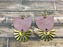 Lade das Bild in den Galerie-Viewer, Faux Mauve Leather Earrings
