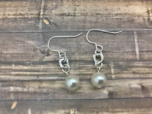 Lade das Bild in den Galerie-Viewer, Pearl Drop Dangle Earrings 
