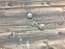 Lade das Bild in den Galerie-Viewer, Sterling Silver Pearl Earrings
