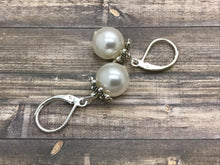 Cargar imagen en el visor de la galería, Dangling Pearl Earrings for Women
