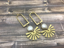 Charger l&#39;image dans la galerie, Bohemian Pearl and Brass Earrings
