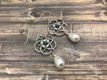 Lade das Bild in den Galerie-Viewer, Sterling Silver Pearl Drop Earrings
