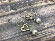 Cargar imagen en el visor de la galería, Pearl and golden Heart Earrings
