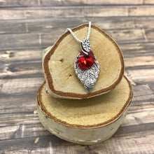 Lade das Bild in den Galerie-Viewer, Red pear shaped Crystal Necklace with silver box chain
