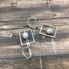 Cargar imagen en el visor de la galería, Handmade Silver Rectangle and Freshwater Pearls Earrings
