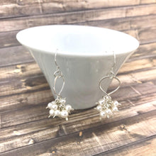 Charger l&#39;image dans la galerie, White Cluster Pearl Dangle Earrings and Silver Eaternity Loopr 
