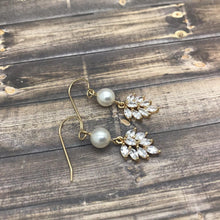 Cargar imagen en el visor de la galería, Pearl Dangle Earrings with CZ Charm
