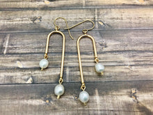 Lade das Bild in den Galerie-Viewer, Asymmetrical Pearl Earrings
