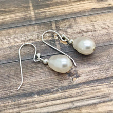 Cargar imagen en el visor de la galería, Teardrop Pearl Earrings 
