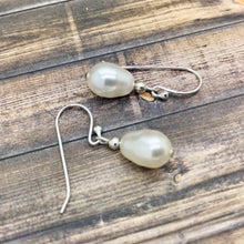 Cargar imagen en el visor de la galería, Pearl Drop Earrings Gift for women
