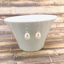 Cargar imagen en el visor de la galería, Simple Sterling Silver and Teardrop Pearl Earrings
