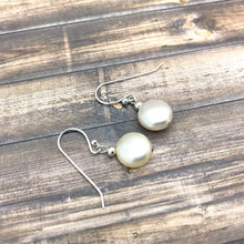 Cargar imagen en el visor de la galería, Small Pearl Coin Earrings
