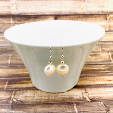 Cargar imagen en el visor de la galería, Small Simple Pearl Earrings for Mom
