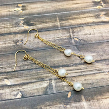 Cargar imagen en el visor de la galería, Long Freshwater Pearl Earrings with Gold Layered Chain
