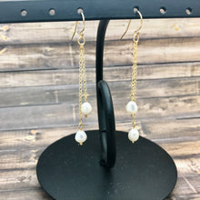 Cargar imagen en el visor de la galería, Freshwater Pearl Dangle Earrings
