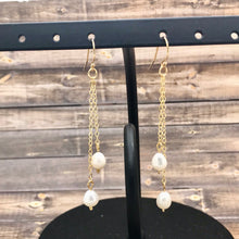 Cargar imagen en el visor de la galería, Long Double Drop Pearl Earrings with Gold Chain
