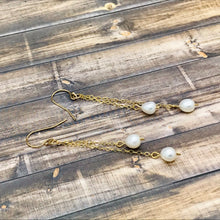 Cargar imagen en el visor de la galería, Dainty Long Gold Pearl Earrings for Women
