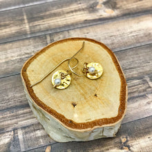 Cargar imagen en el visor de la galería, Cute Small Pearl and Gold Earrings for Teen
