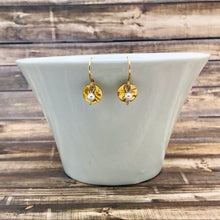 Cargar imagen en el visor de la galería, Simple Pearl Drop Earrings
