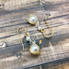 Lade das Bild in den Galerie-Viewer, Small Dangle Earrings for Mom
