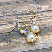 Cargar imagen en el visor de la galería,  Pearl and Crystal Earrings
